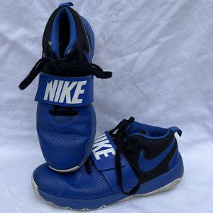 Nike Team Hustle D8 Youth Boy's basketball shoes 881941-405 US Size 7Y